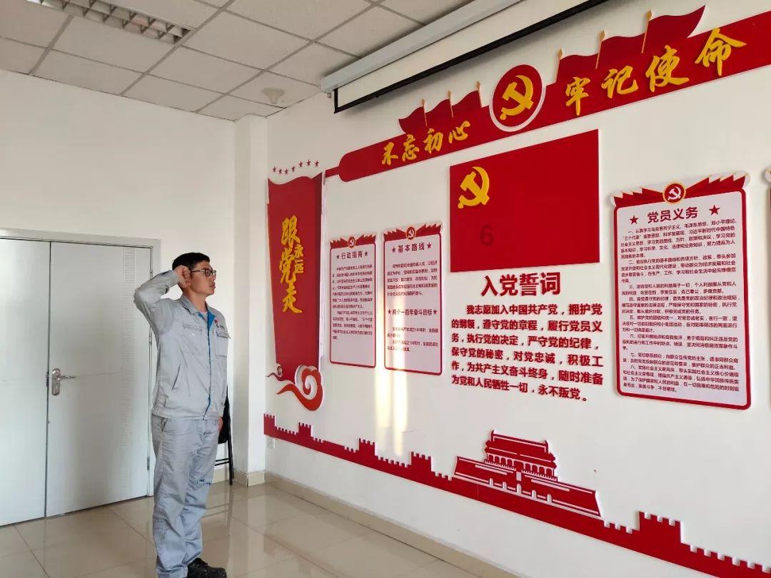 根据严监生临死前的动作和神态，说说他会想起什么？游戏画面